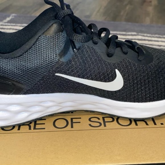 Size women's 6 black and white Nike revolution 6 NN atheltic shoes/running shoes - Picture 4 of 5